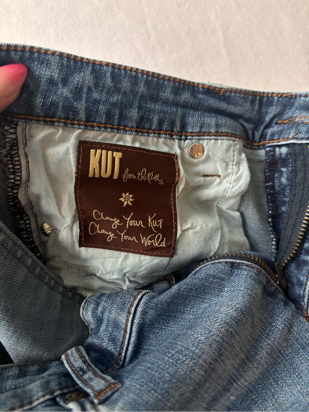 Kut from the Kloth Women's Katy boyfriend shorts Rolled-Hem Denim - Picture 5 of 6
